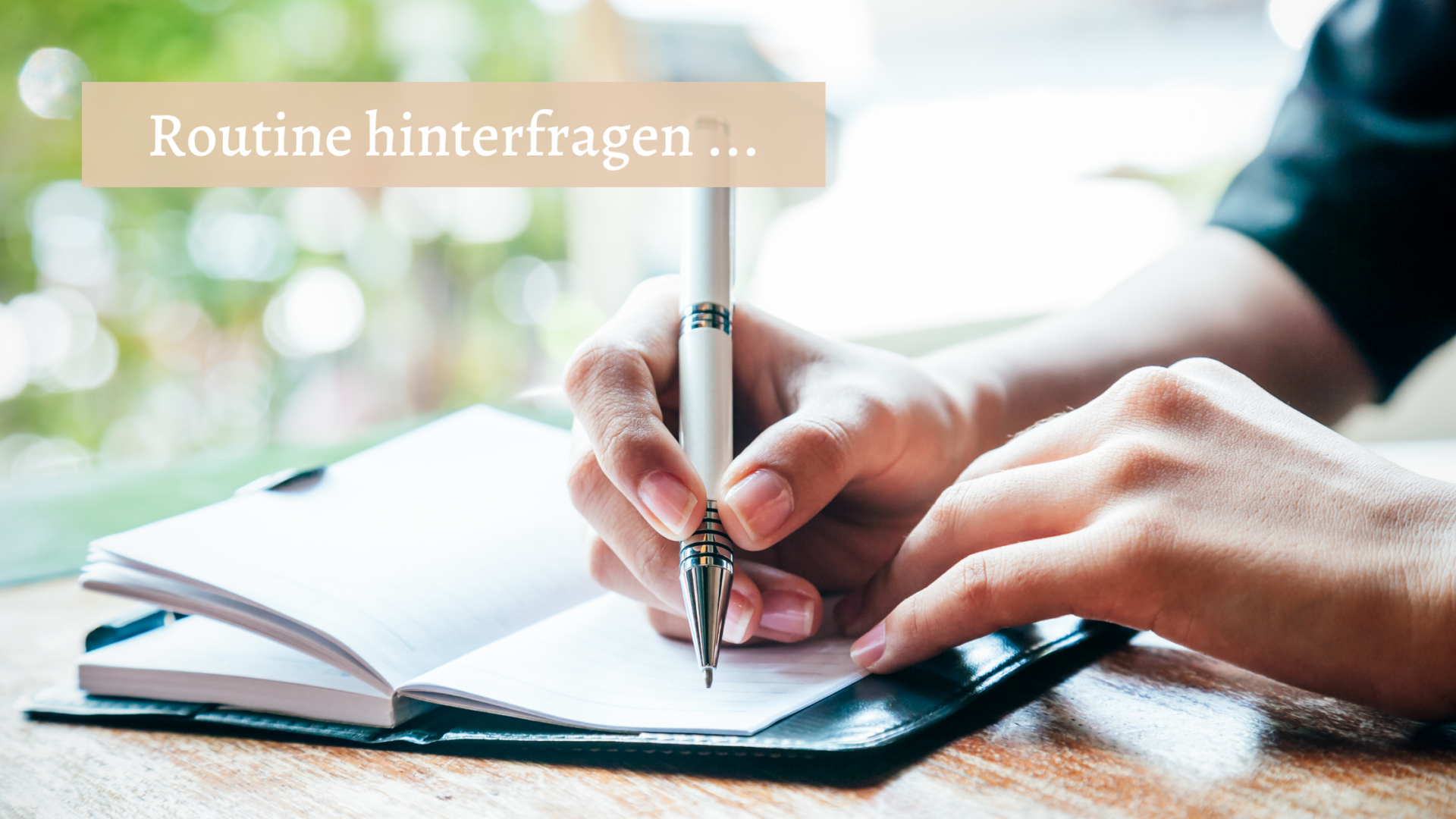 Führe ein Schreibjournal. Foto von einer Person, die mit einem Stift etwas in ein Notizbuch einträgt.