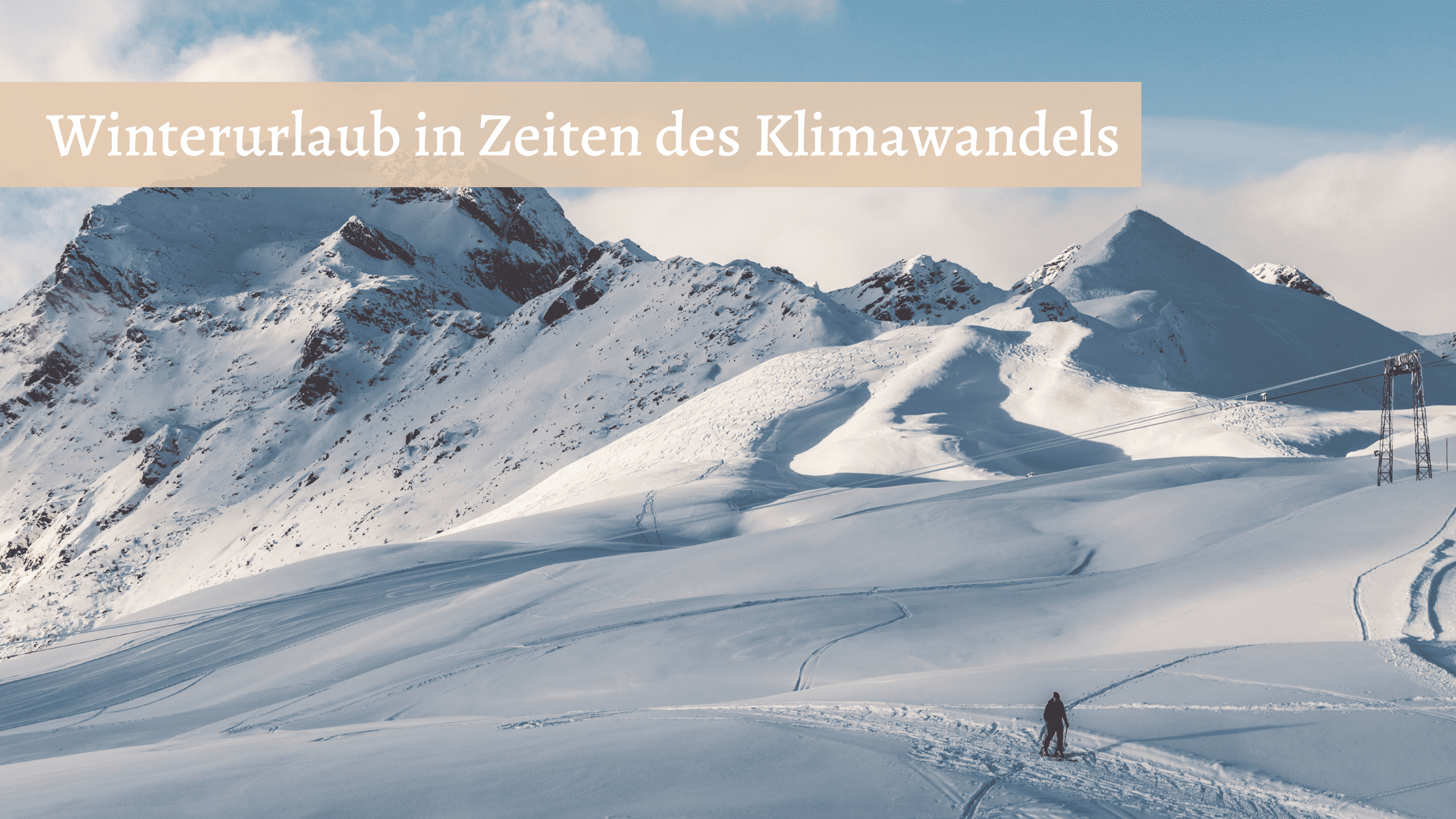 Winterurlaub in Zeiten des Klimawandels - Foto von einem verschneiten Berg inklusive Skipiste, auf der ein einsamer Skifahrer unterwegs ist.