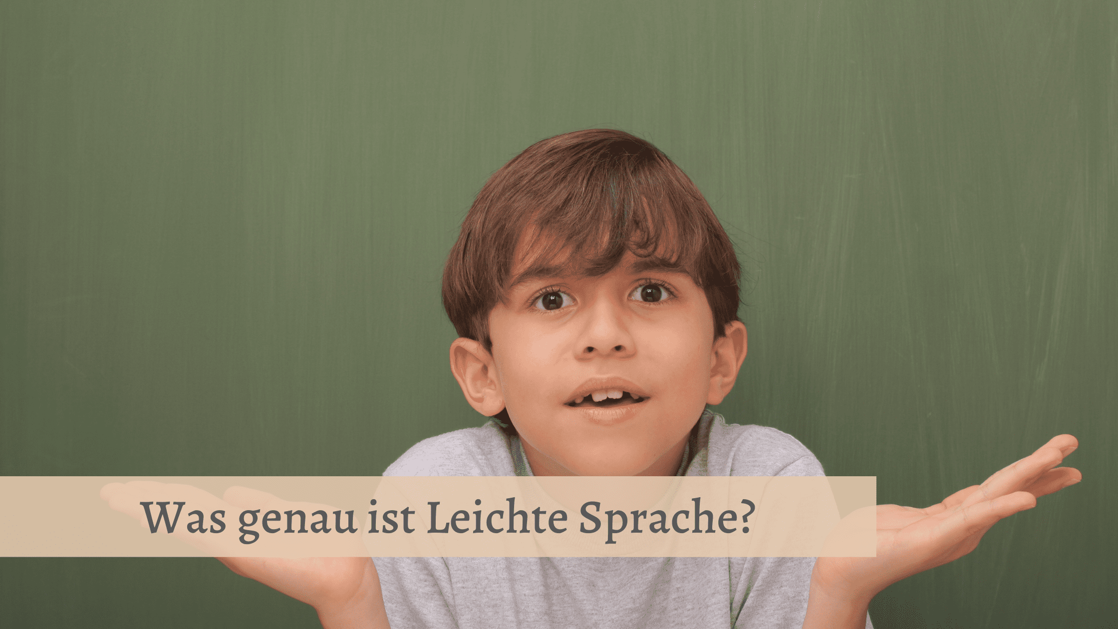 Was ist Leichte Sprache? Foto: Ein Junge zuckt die Achseln und guckt fragend in die Kamera. Bildtext: Was genau ist Leichte Sprache?