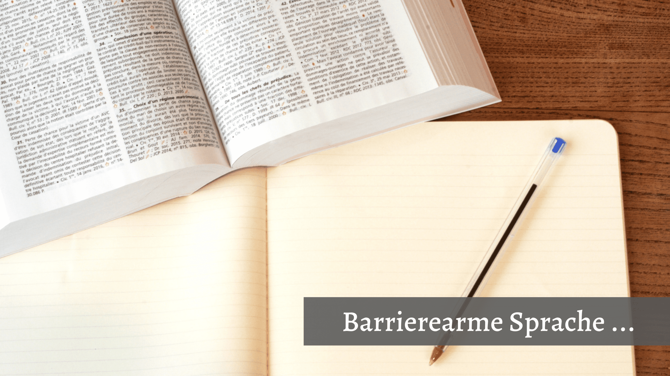 Was sind die Regeln einer barrierearmen Sprache? Foto: Ein Schreibblock, ein Stift und ein Wörterbuch liegen auf einem Tisch. Bildtext: Barrierearme Sprache