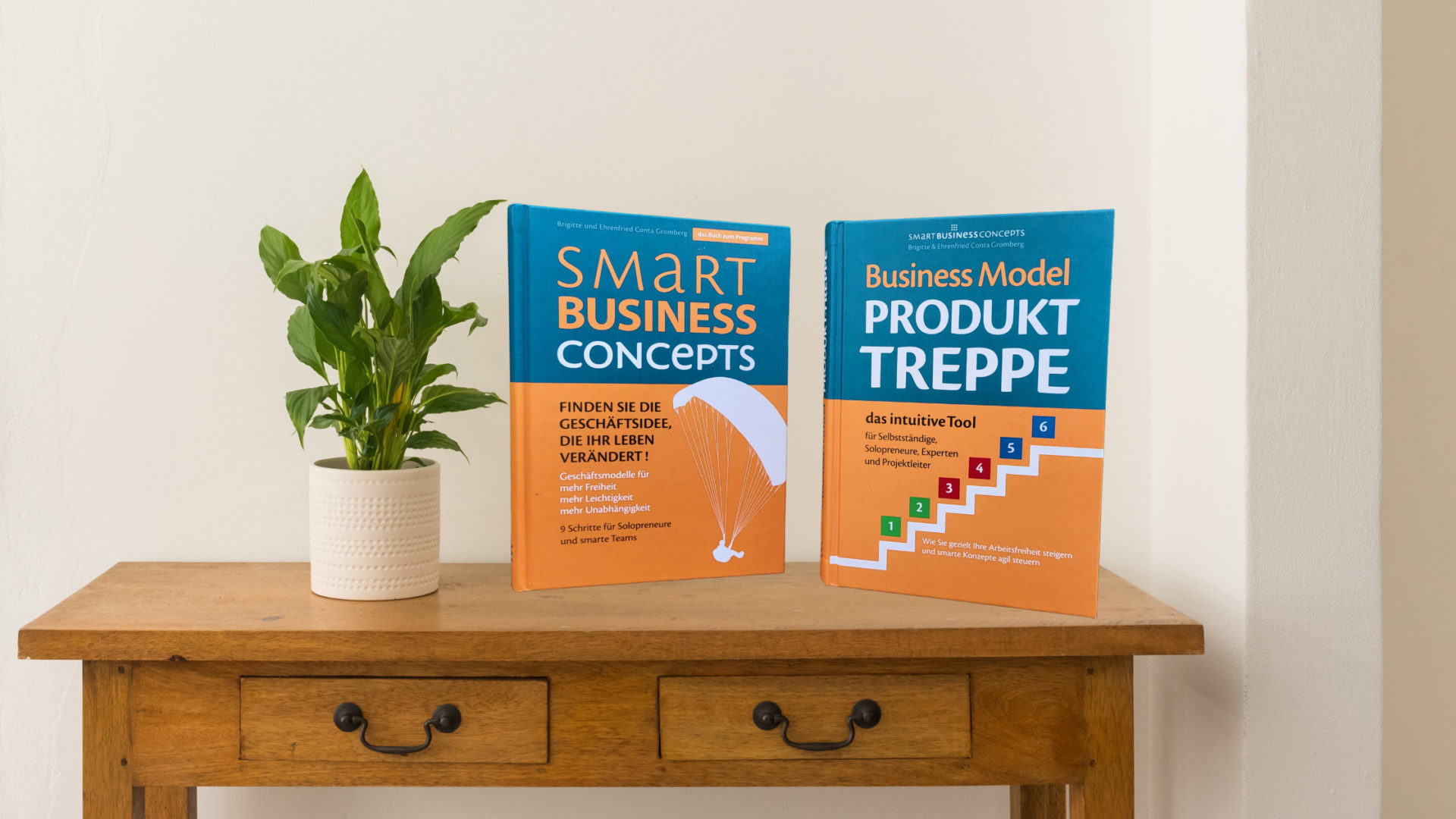 Cover der beiden Bücher von Brigitte und Ehrenfried Conta Gromberg: Smart Business Concepts & Business Model Produkttreppe