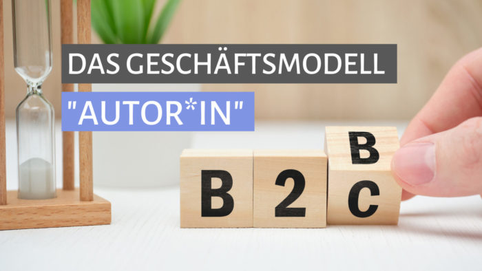 Titelbild zum Blogartikel: Business Model Produkttreppe® - Eine Anleitung für angehende Autor*innen zur Entwicklung ihres Geschäftsmodells. Die Schrift ist mit einem braunen und hellblauen Hintergrund hinterlegt. Dahinter ist ein Foto zu sehen, auf dem eine Sanduhr, eine Pflanze und 3 Holzklötze mit den Buchstaben B2B/B2C zu sehen sind. Eine Hand dreht den letzten Holzklotz von B zu C.